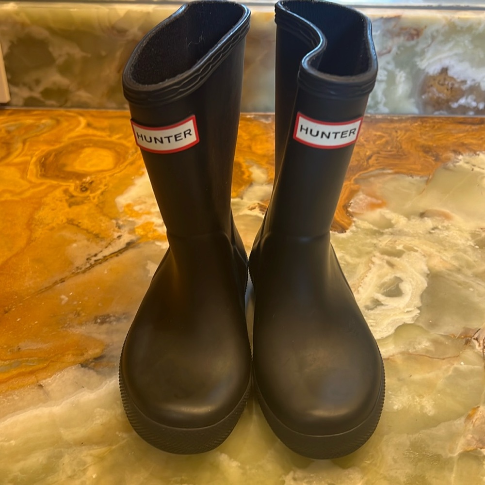 Kids unisex black Hunter Rain Boots size 8